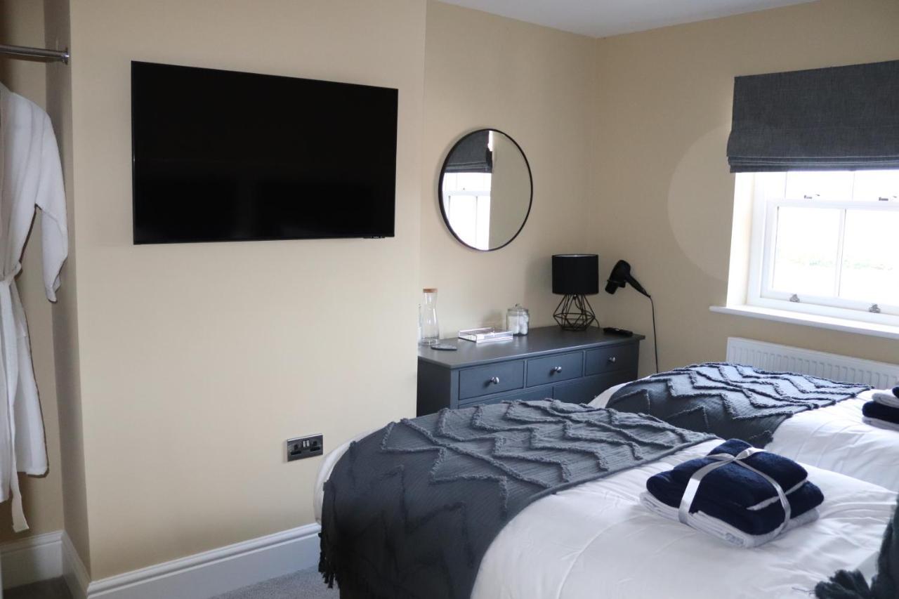 Canal View Cottage With Log Fire & Parking Blisworth Ngoại thất bức ảnh