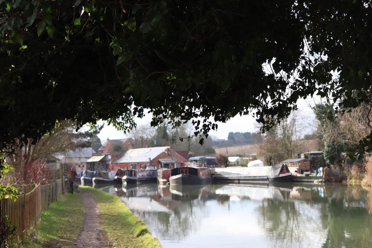 Canal View Cottage With Log Fire & Parking Blisworth Ngoại thất bức ảnh